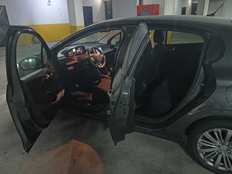 Peugeot 208 1.2 Signature