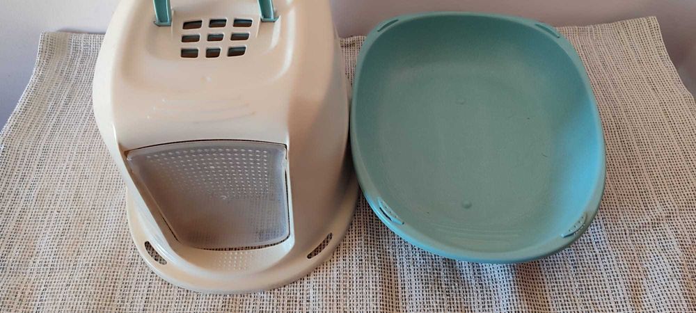 WC fechado para gato pequeno