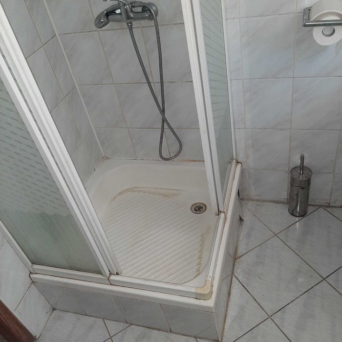 Umywalka Roca narożna, stojąca