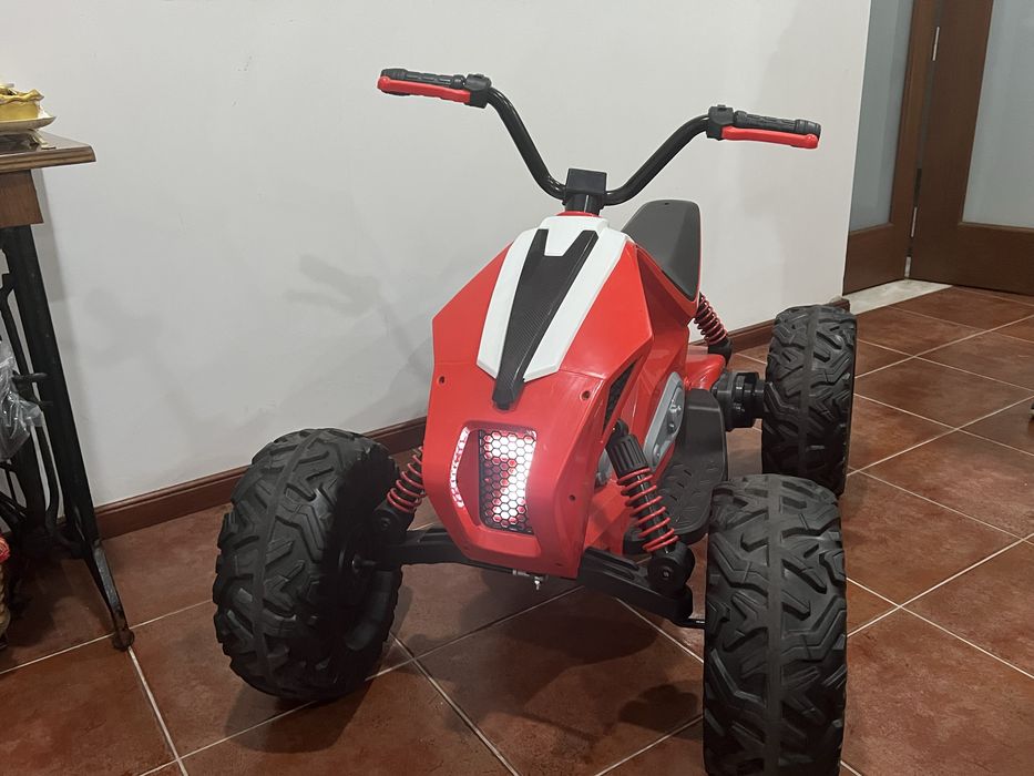 Quad elétrico infantil 12V – praticamente novo