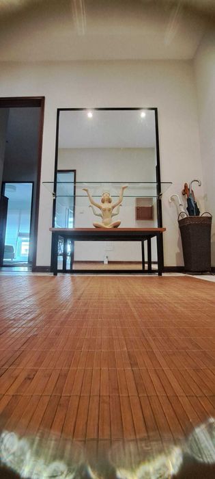 Aparador com um grande espelho para hall de entrada.