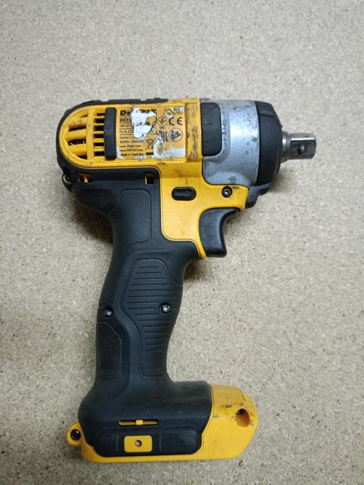 DeWalt DCF880 . .