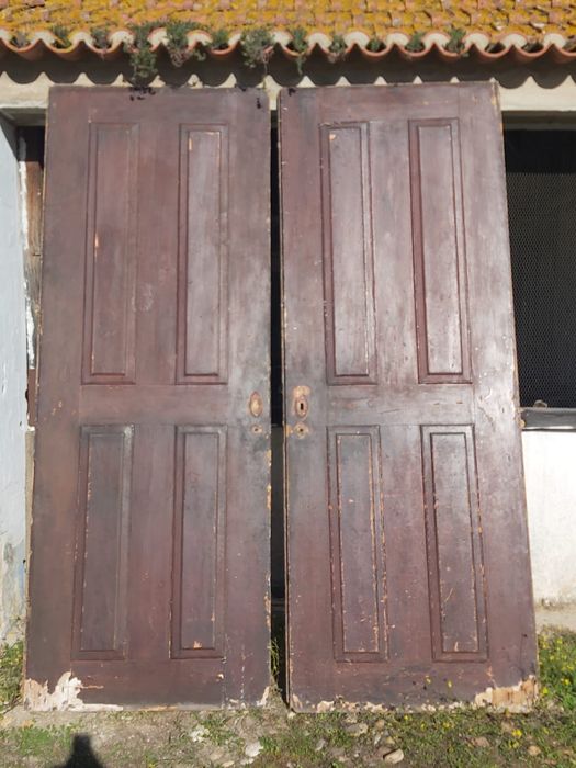 Porta de igreja enorme muito grande