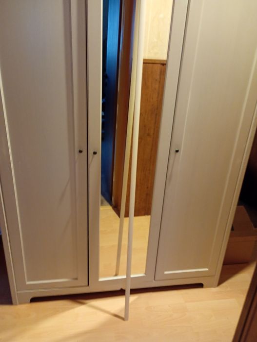 Biała szafa trzydrzwiowa z lustrem Ikea