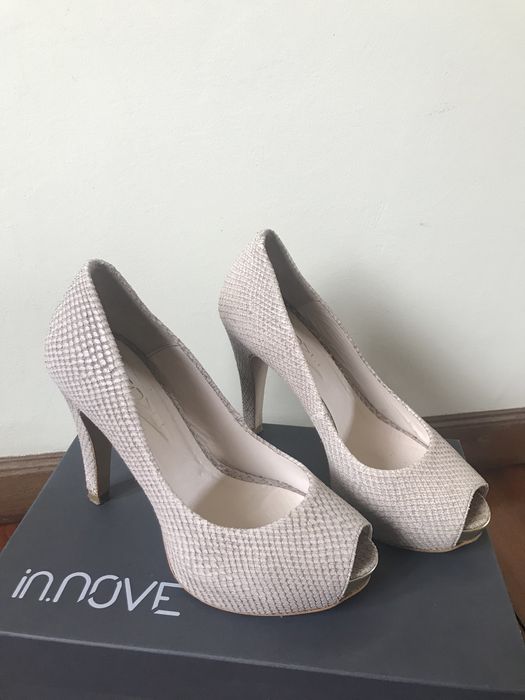 Sapato alto bege e dourado in.nove