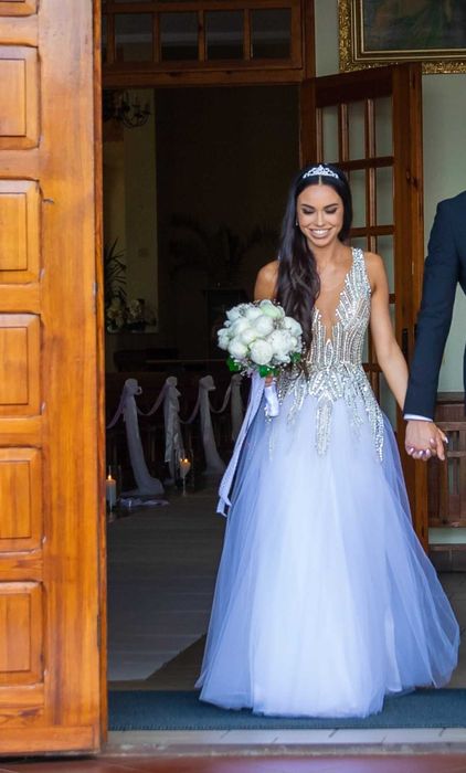Olśniewająca suknia ślubna o kroju princessy z bogato zdobioną górą.