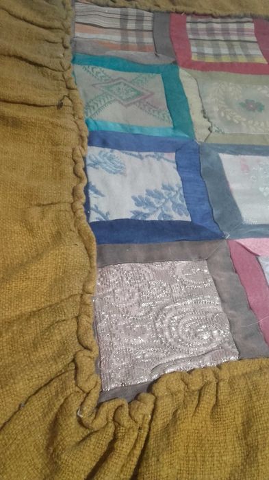 Manta muito antiga de retalhos de tecidos