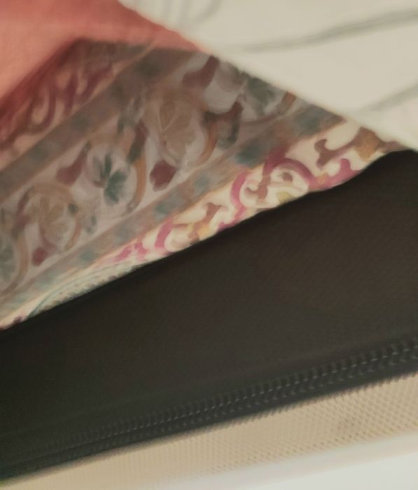 Cama em bom estado tem sumier novo só tem um defeito no platecse tem uma amolgadela foi mesmo de fábrica