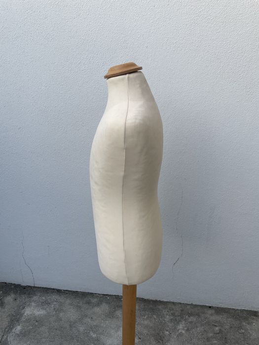 Manequim de criança com pé de madeira