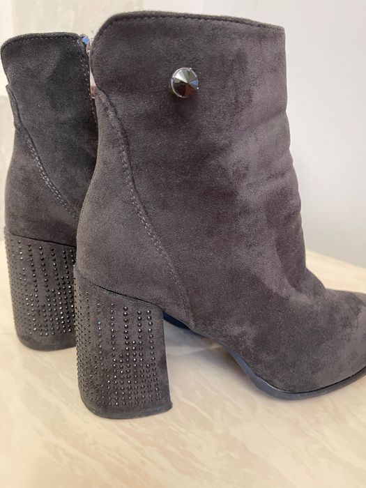 Ботінки жіночі в гарному стані , сірого кольору