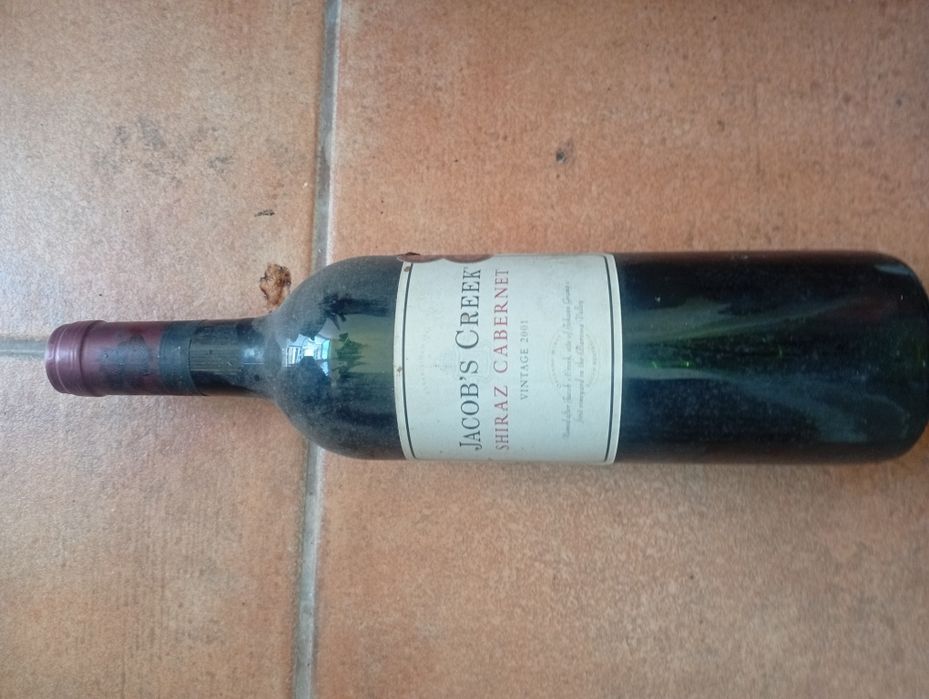 Vinhos antigos de várias regiões e castas