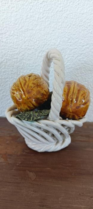 Cesta de nozes, paliteiro, loica caldas