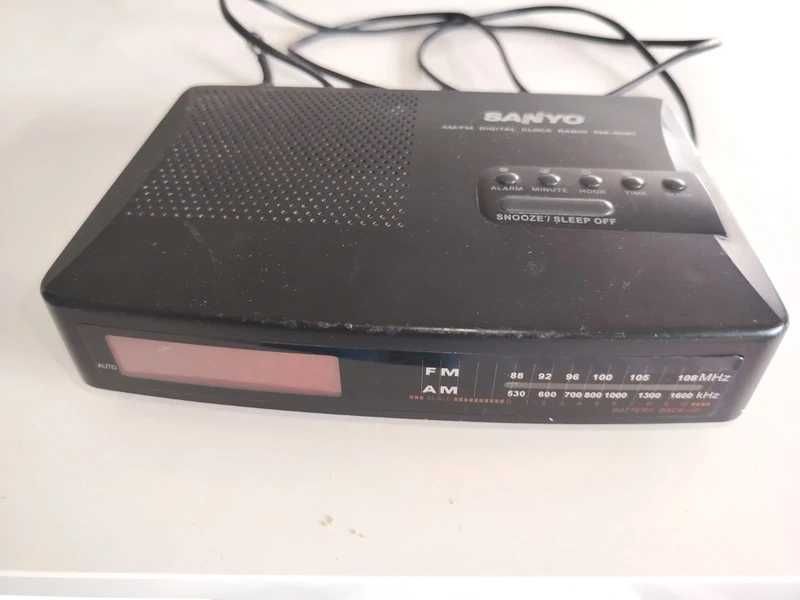 Rádio Sanyo antigo a funcionar