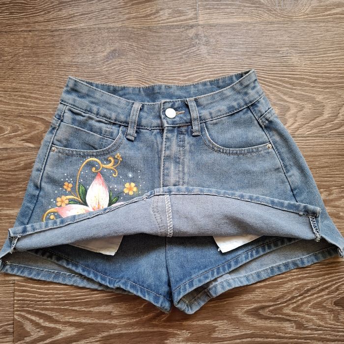 Кастомна джинсова спідниця з ручною вишивкою квітів | унікальна