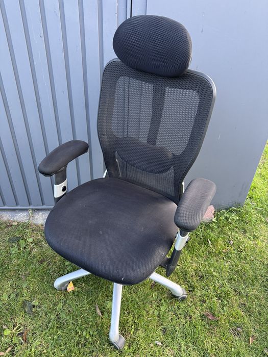 Fotel biurowy obrotowy na kółkach