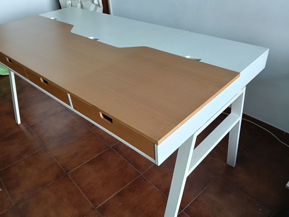 Mesa com arrumação marca IKEA