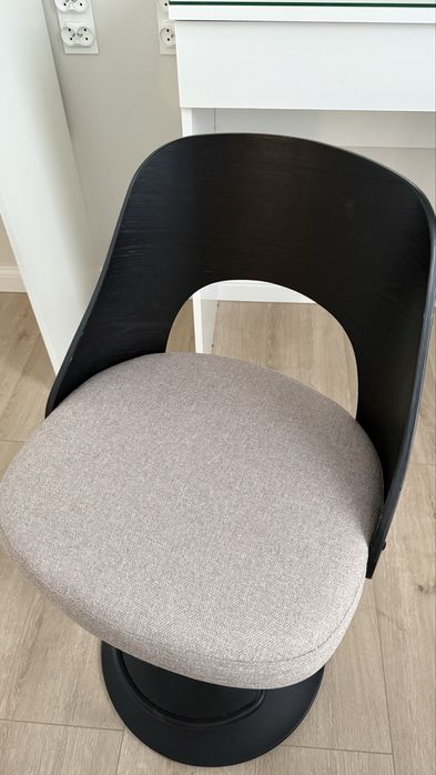 Hoker czarno - beżowy drewniane oparcie