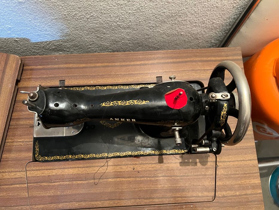 Maquina de costura antiga pesada