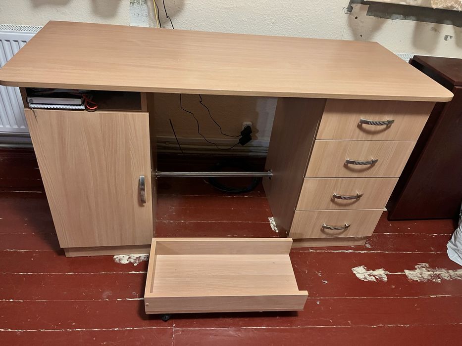 Письмовий стіл для школярів та офісу