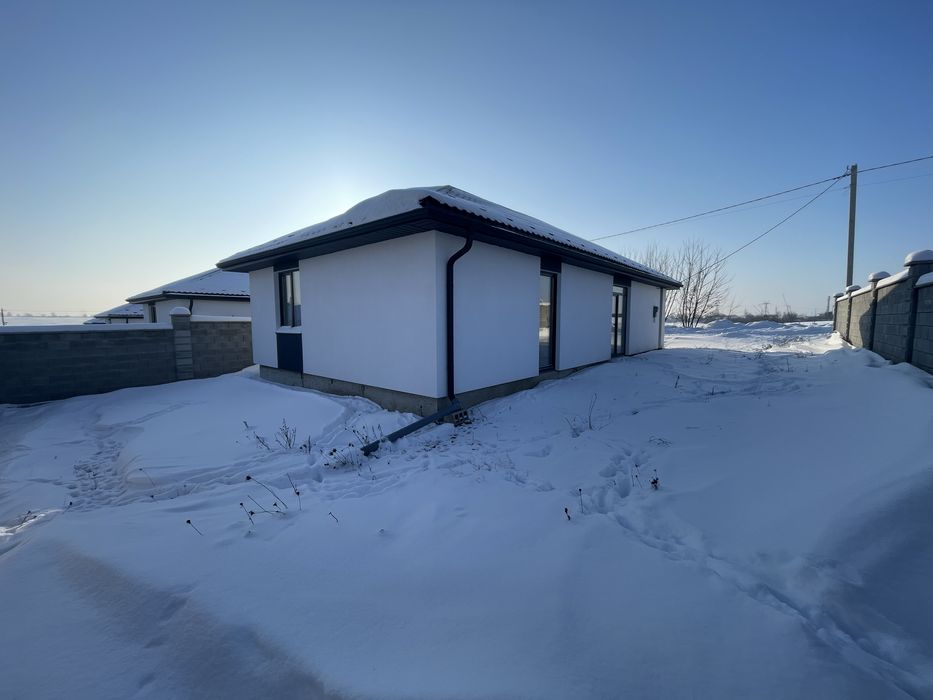 Збудований будинок з мережами та парканом!