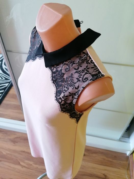 Sukienka prosta z koronką pudrowy roz z kołnierzem kalsyczka prosta