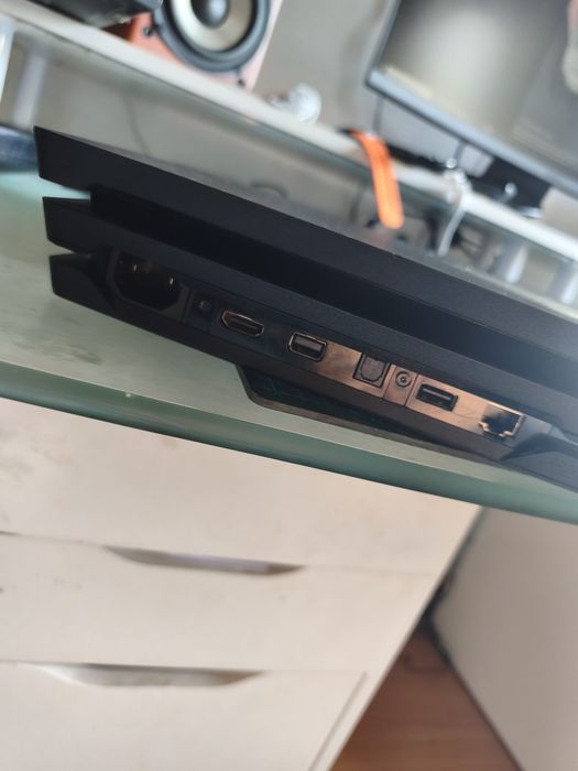 PS4. Pro.   Com vários jogos