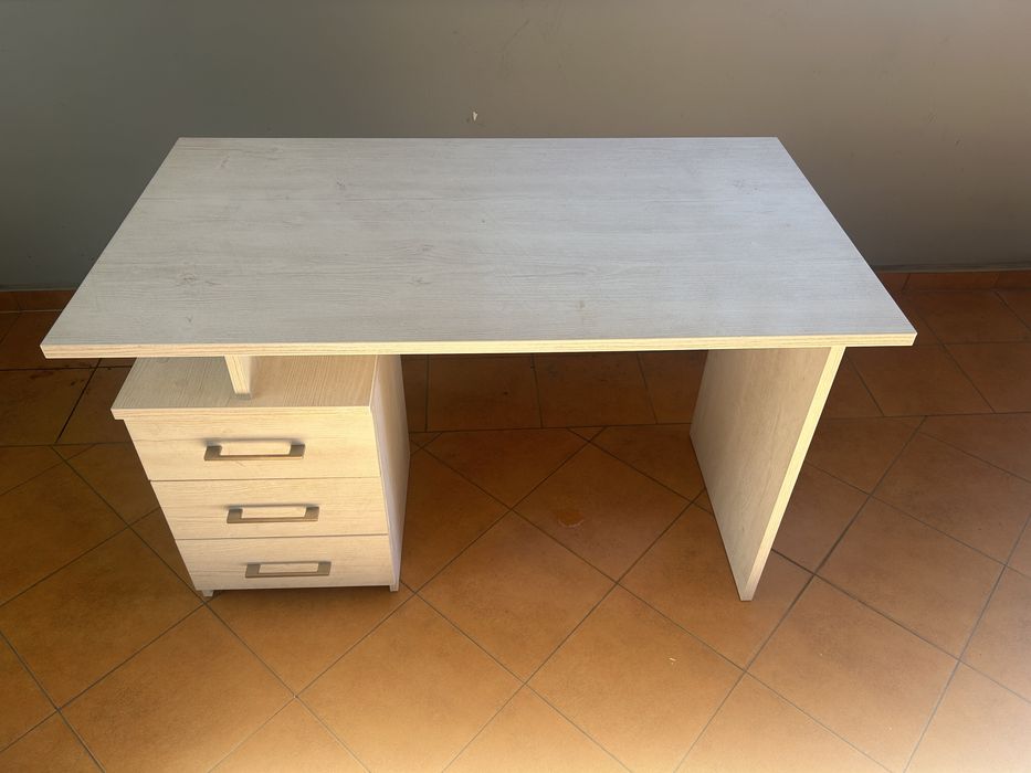 biurko szare drewno 118x66cm