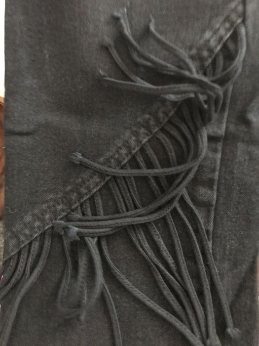 Calças pretas com franjas