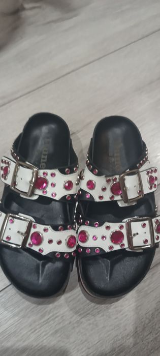 Klapki na niskiej platformie marki Dune