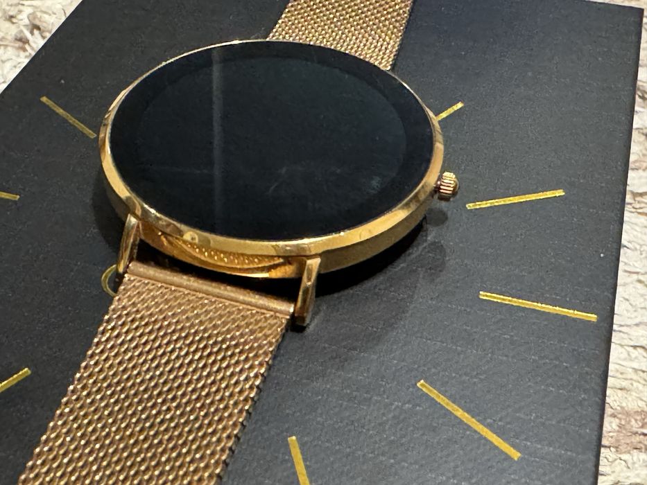 Smartwatch Maxcom FW27 Selen Gold na złotej bransolecie mesh.