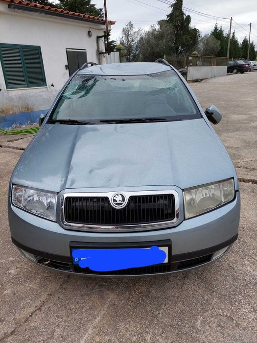 Skoda Fabia 1.4i de 2002 com Boa Mecânica para peças