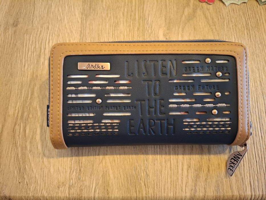 Portfel Anekke The earth speaks to all of us