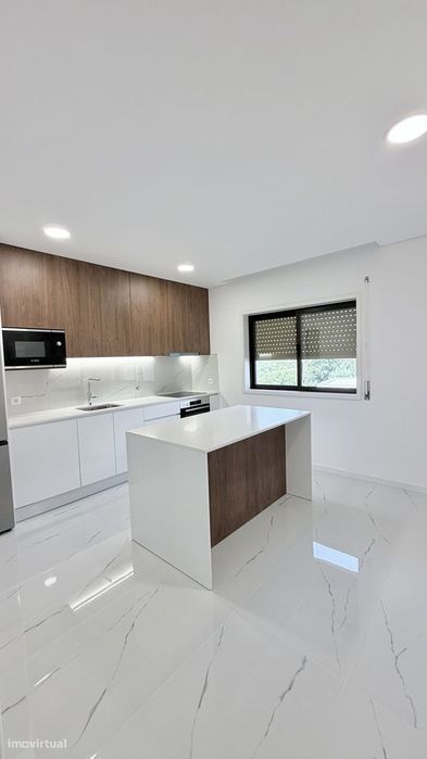 T3 Remodelado Garagem/Arrumos/ Varandas/ Elevador/ Canedo/ S M Feira