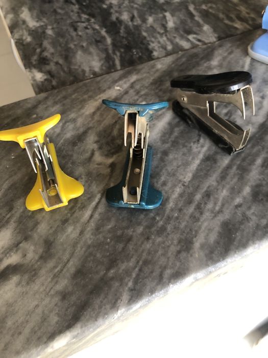 Furador de papel e tira agrafes