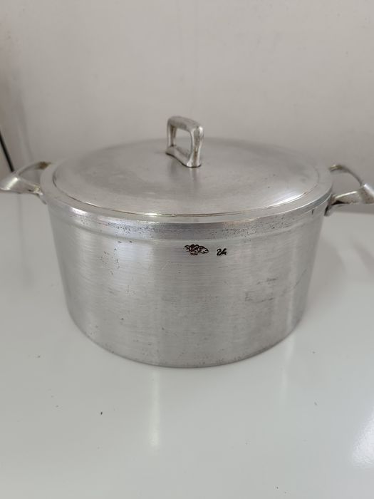 Tacho antigo em alumínio fundido n. 24 e tampa