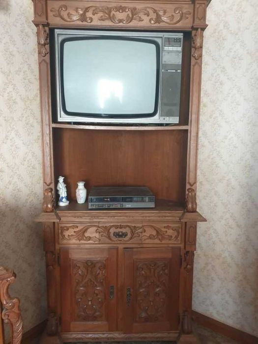 Salão em muito bom estado com mais ao menos 40 anos boa talha