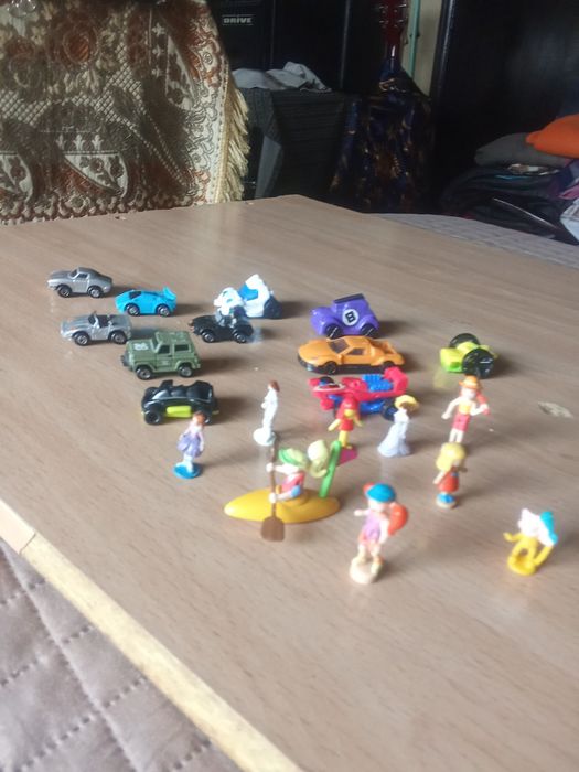 Carrinhos e bonecos miniatura