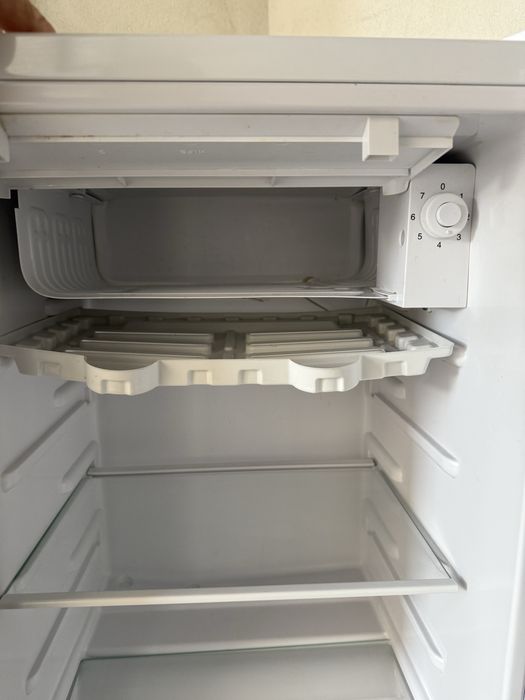 Холодильник з морозильною камерою