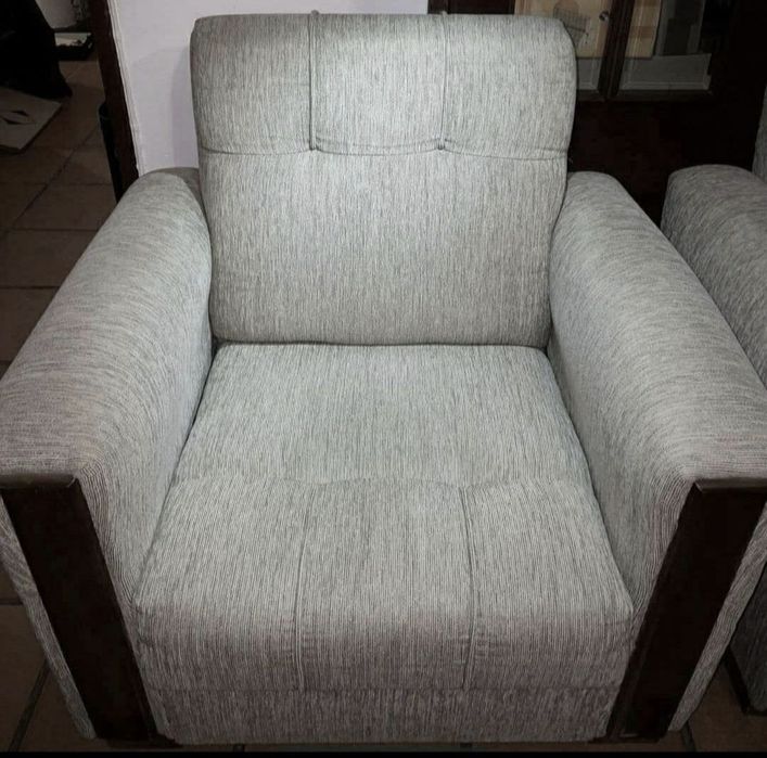 Parecem bons, e estão  muito bons. Nao é para dar é para vender Veja o preço de sofas iguais a estes e depois falamos. Preço mensagem privada.