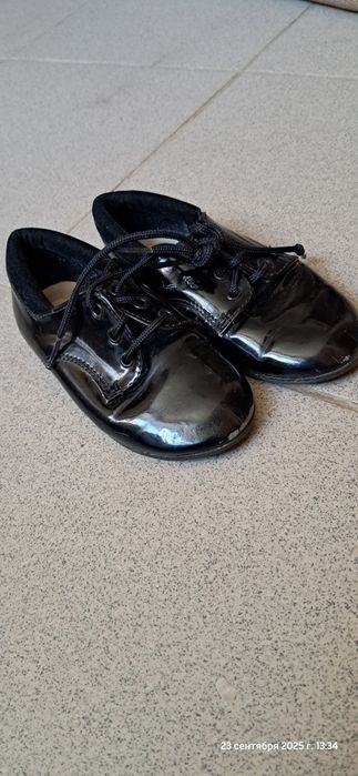 Лаковые детские туфли
