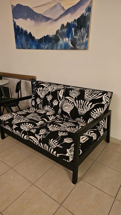 Sofá moderno preto de 2 lugares