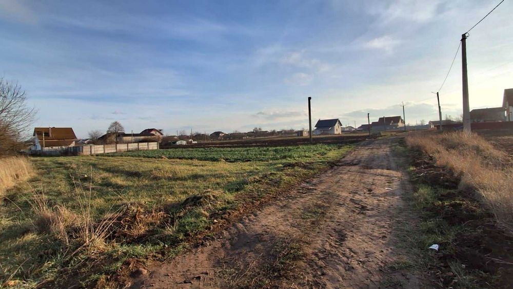 Продається земельна ділянка 5 сот. в с. Радча, світло, газ, новобудови