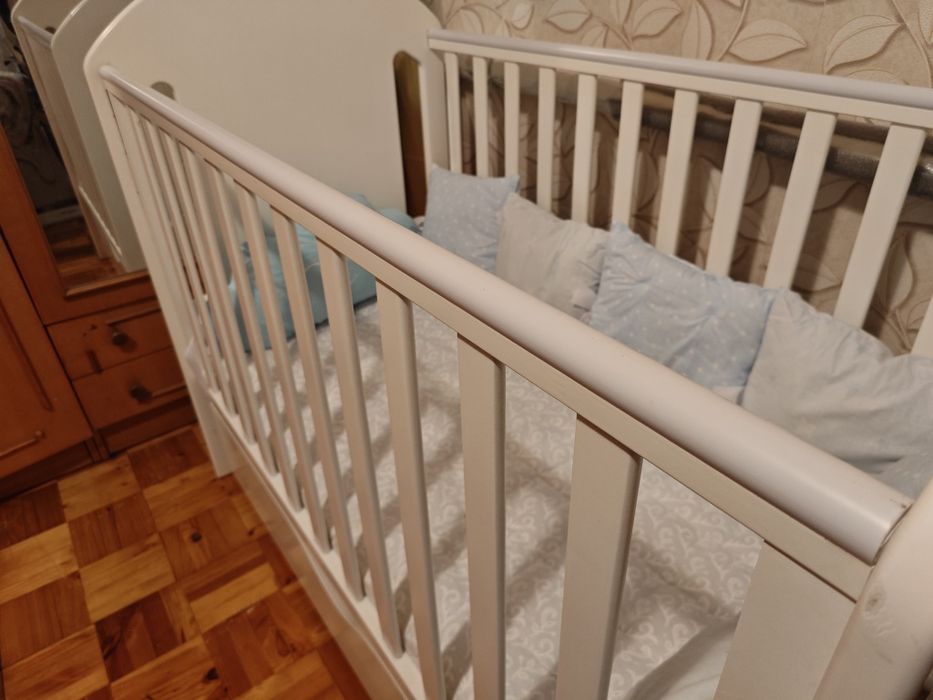 Кроватка дитяча, дитяче ліжечко з маятником