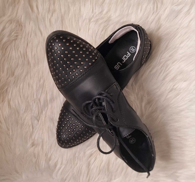 Brogues Pretos com Tachas Prateadas