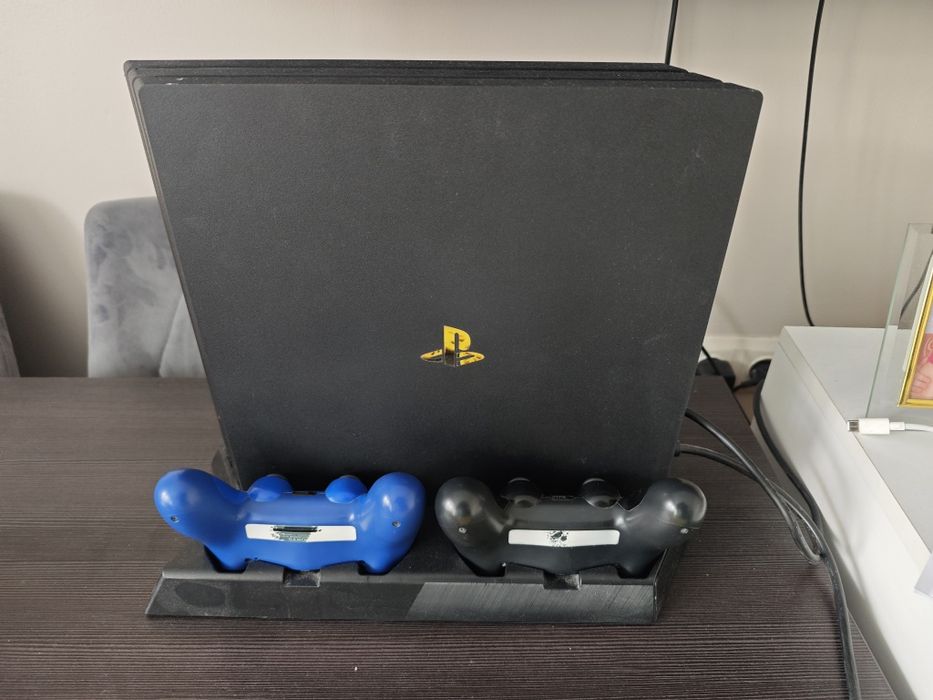 PS4 pro 1T i 2 pady