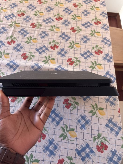 PS 4 Slim + 2 comandos + 4 Jogos Fisicos  + 7/8 Digitais
