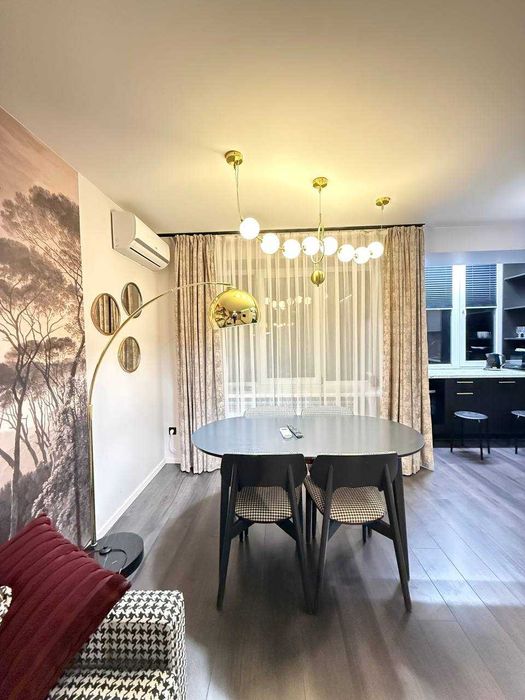 Апартаменти з балконом в центрі до 6 осіб на пр. Свободи