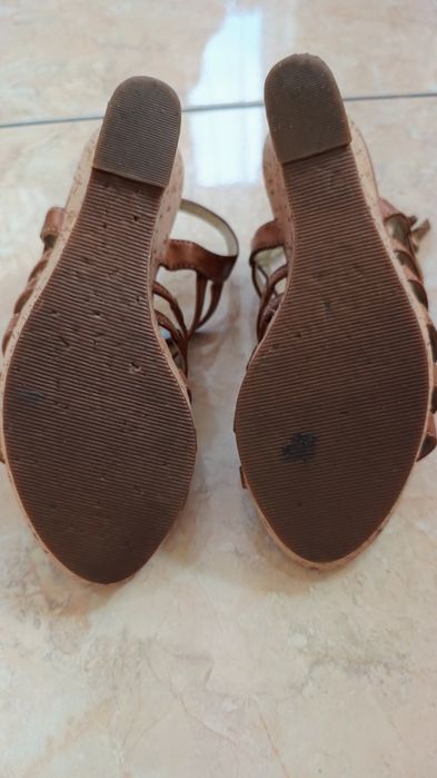 Guess sandały brązowe na koturnie 36