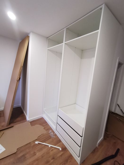 Montagem de móveis e equipamentos.