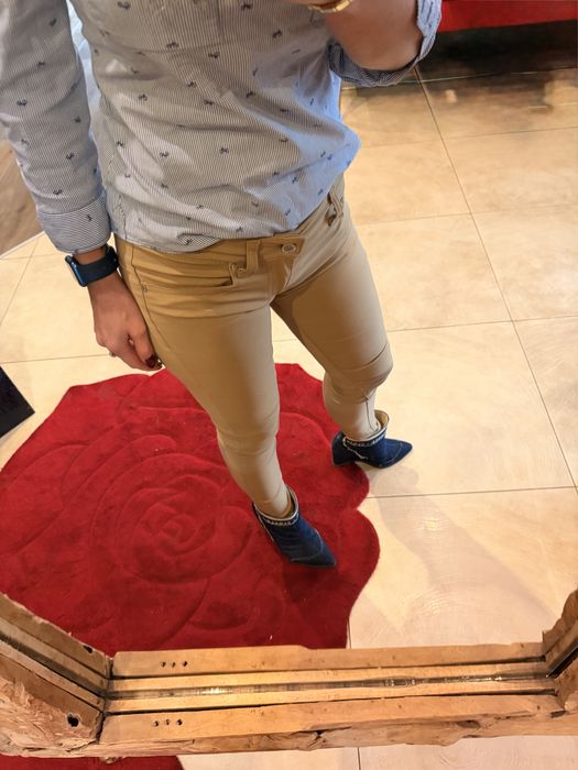 Stylowe spodnie w kolorze camelowym – idealne na co dzień i do pracy!